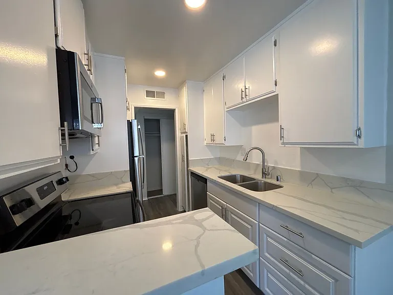 245 South Serrano Ave — Photo 28