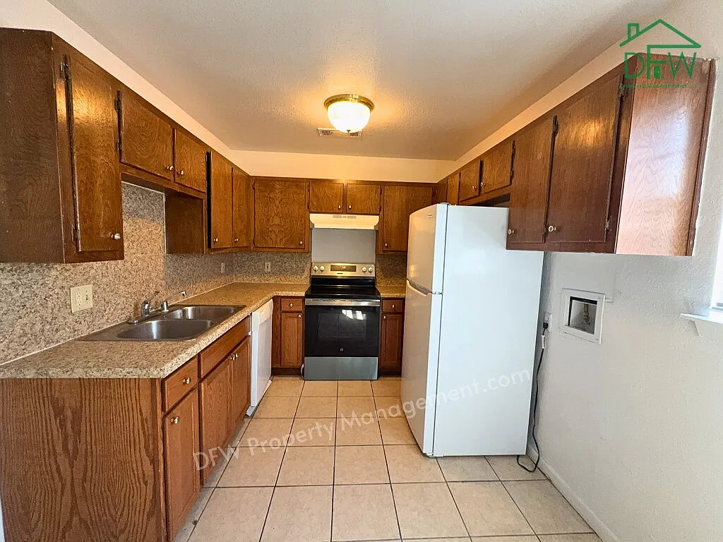 2 bed, 1.5 bath, 887 sqft, $1,350 — Photo 2