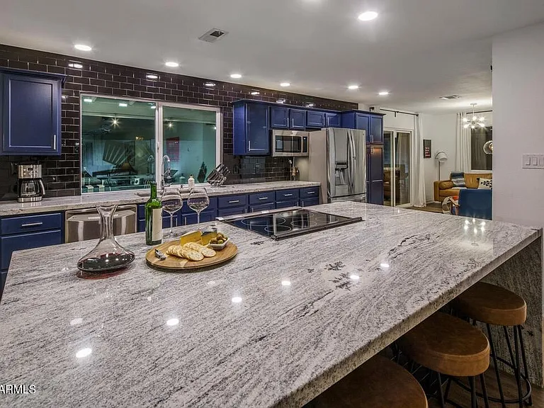 4526 E Paradise Ln — Photo 13