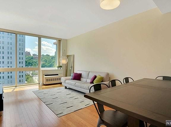 3rd image of 907 Hudson Park #907