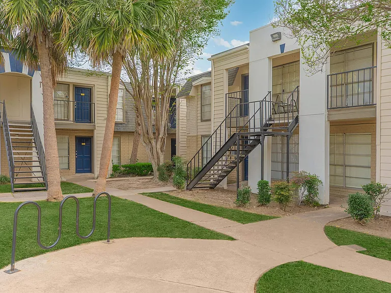 Galleria Flats Apartments — Photo 8