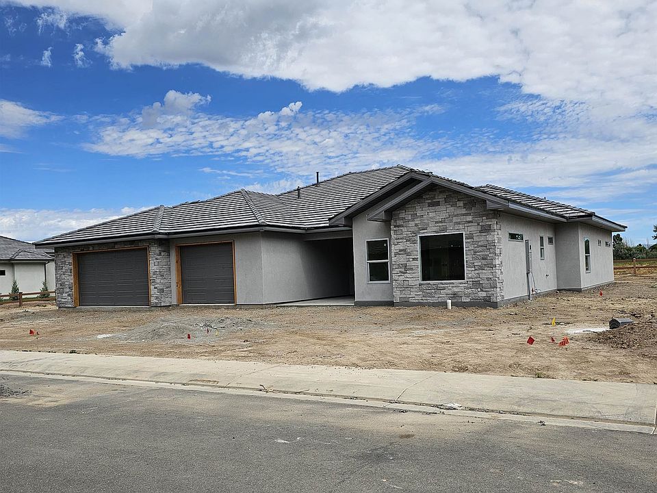 2nd image of 1367 Lakeview Pl