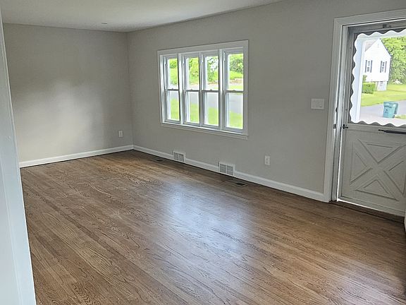 5th image of 135 London Dr #1