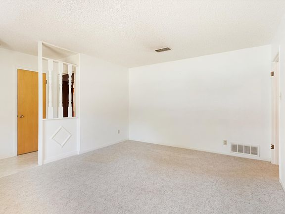 5th image of 108 W Cunningham St