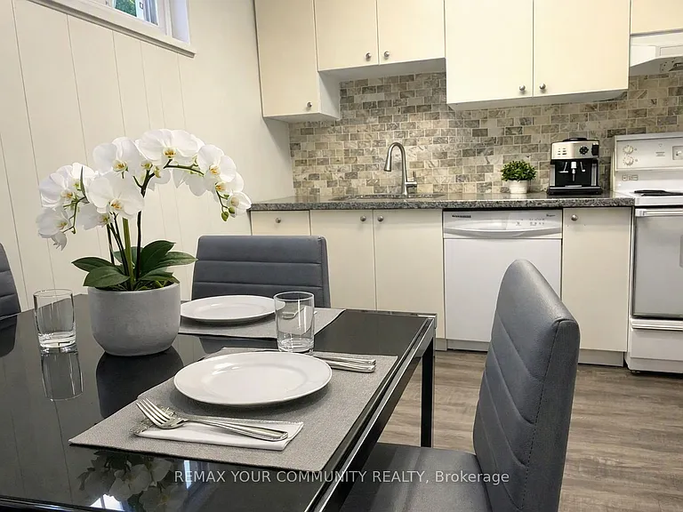 22 Baleberry Cres — Photo 2