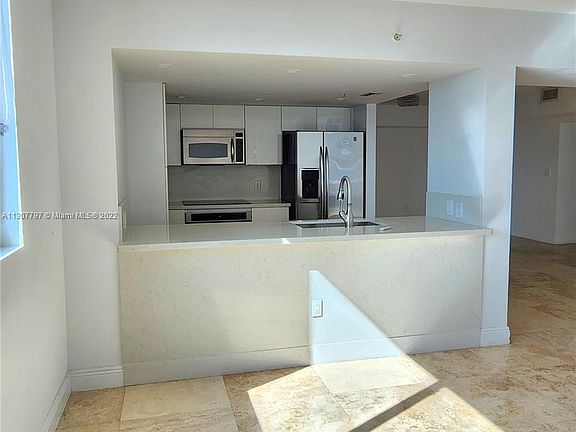 3rd image of 1800 N Bayshore Dr APT 3515