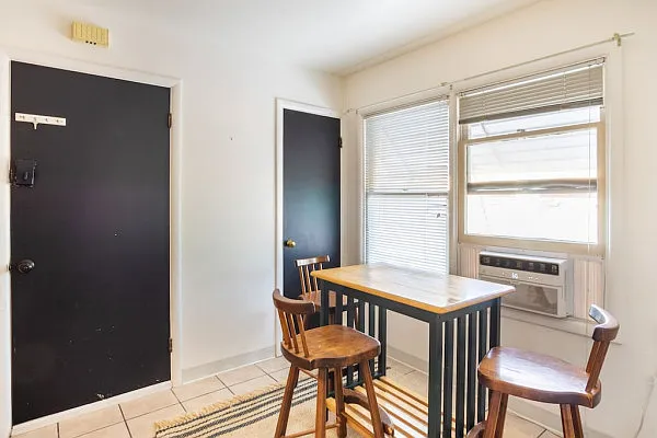 Walkable downtown 2 bedroom — Photo 3