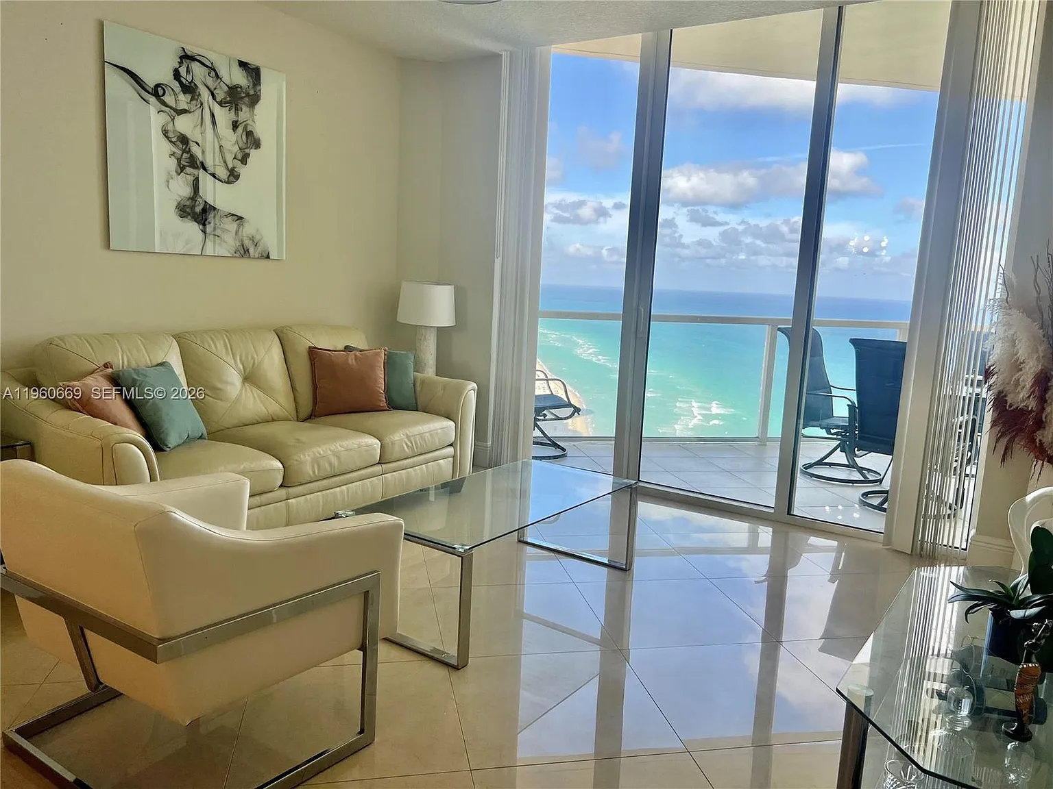 La Perla Condo — Photo 3