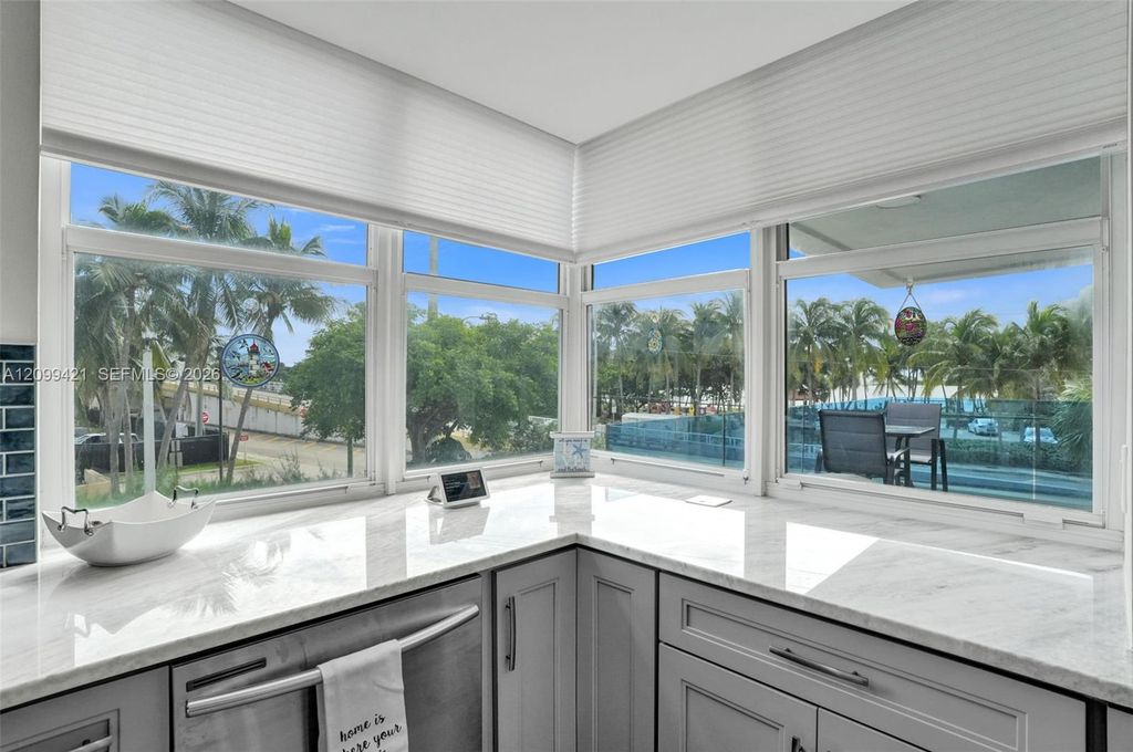 2639 N Riverside Dr APT 203, photo 3
