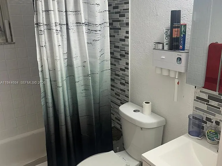 984 W 40th St #2 — Photo 10