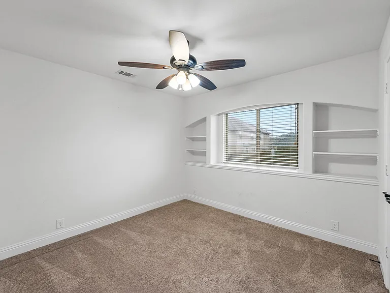 905 Foxtail Dr — Photo 10
