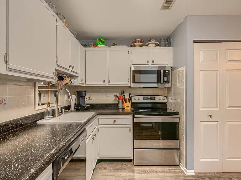 Updated kitchen w/ pantry