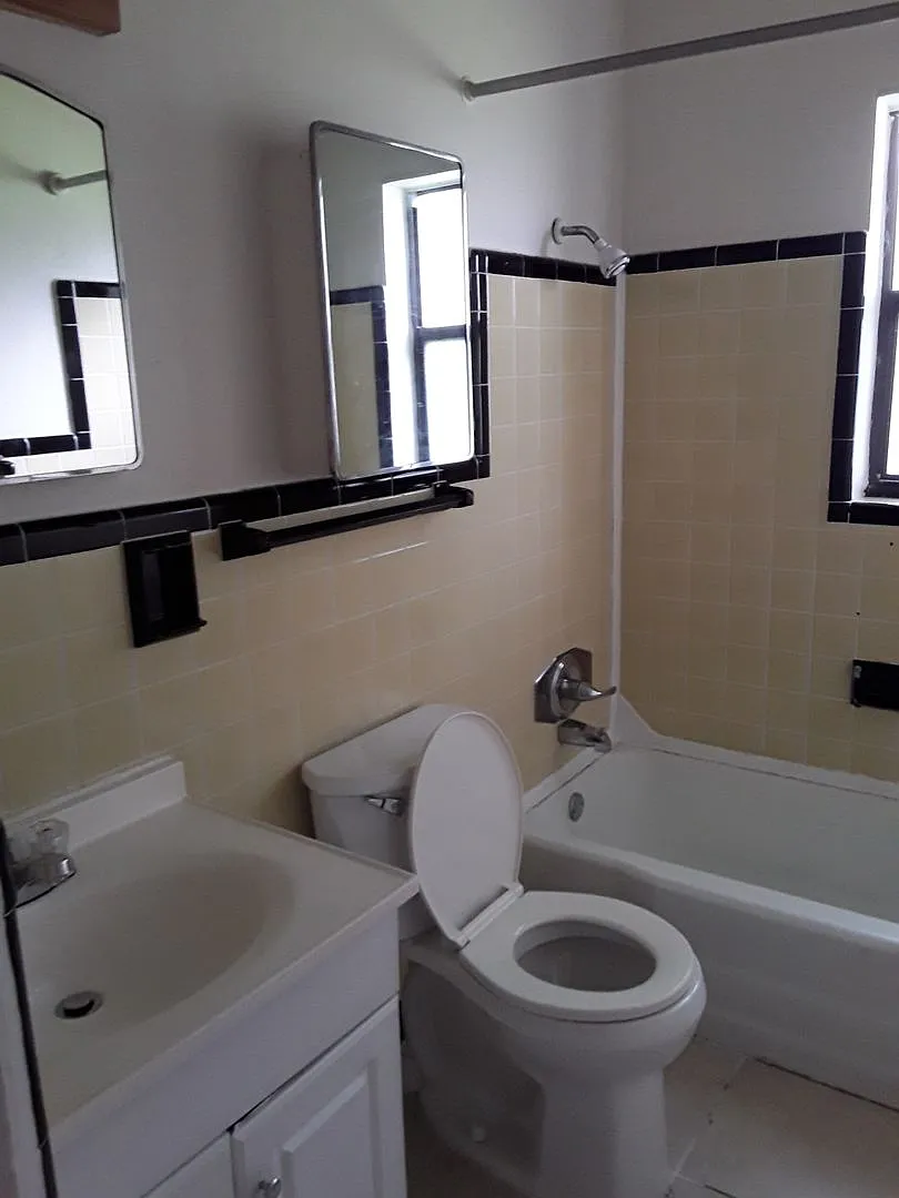 Great location two bedroom one bath with a garage — Photo 4
