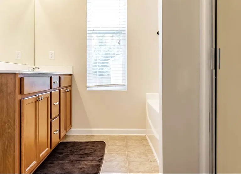 909 Amanda Dr — Photo 5