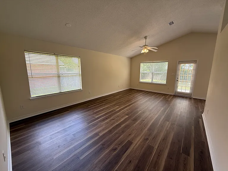 104 Kemper Ln — Photo 2