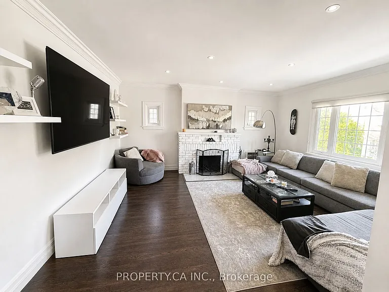 460 Oriole Pkwy #UPPER — Photo 2