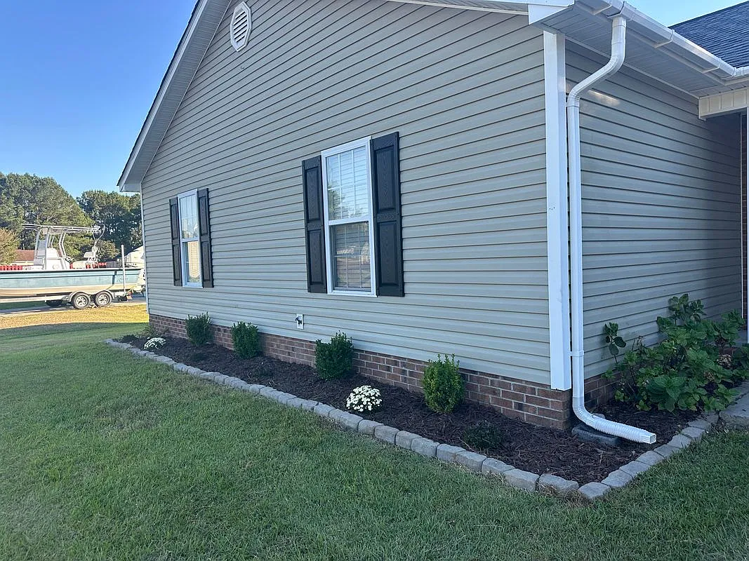 4 bed, 2.0 bath, 1417 sqft, $1,900 — Photo 3