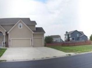 1403 Pembrocke Dr, Raymore, MO 64083