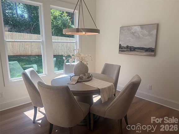 3rd image of 2648 Roslyn Ave
