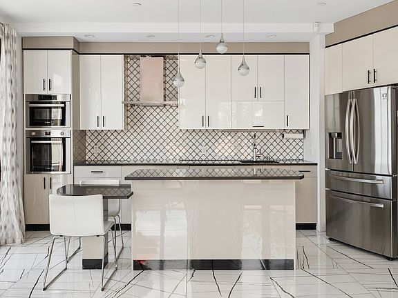 5th image of 600 20th St APT Penthouse