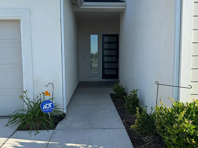 525 E Riverway Ave — Photo 2