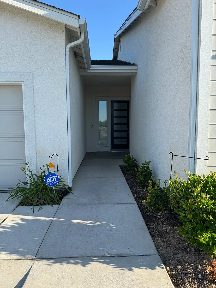 Building Photo - 525 Riverway Ave