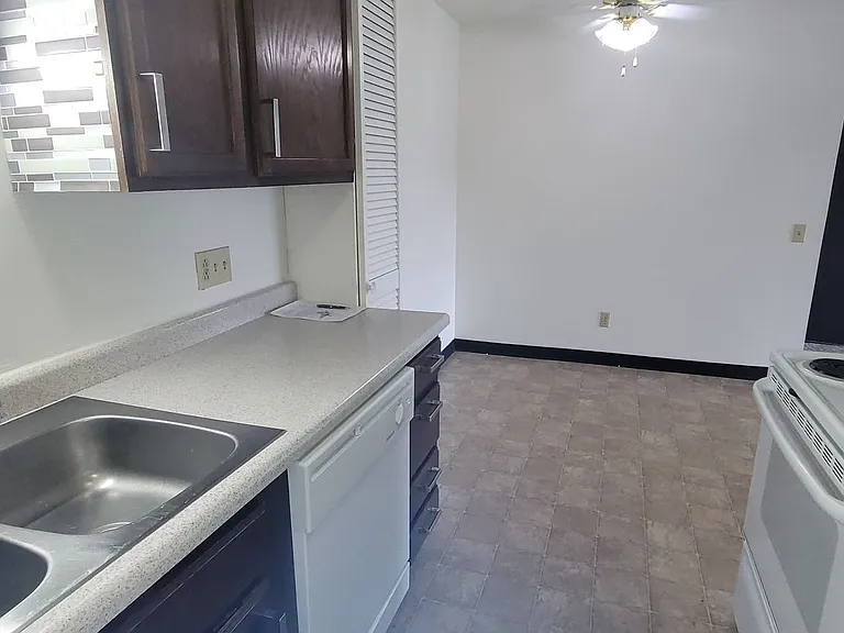 Elkhorn Village Apartments | 1 & 2 Bedroom Apartments in Elkhorn, WI Heat Included — Photo 39