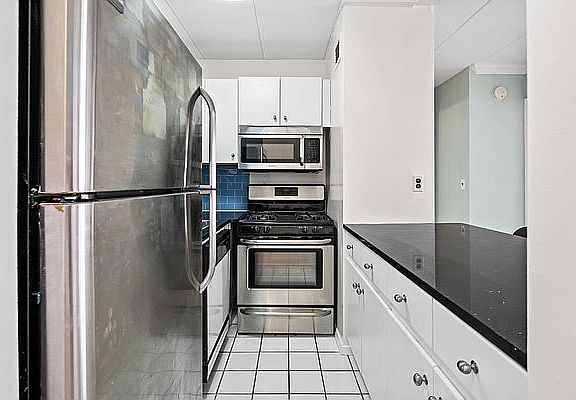 4th image of 9712 63rd Dr APT 8E