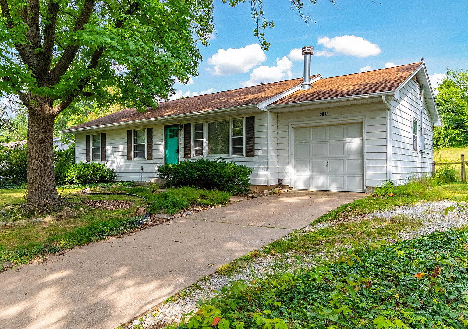 3 bed, 1.0 bath, 1066 sqft, $1,600 — Photo 3