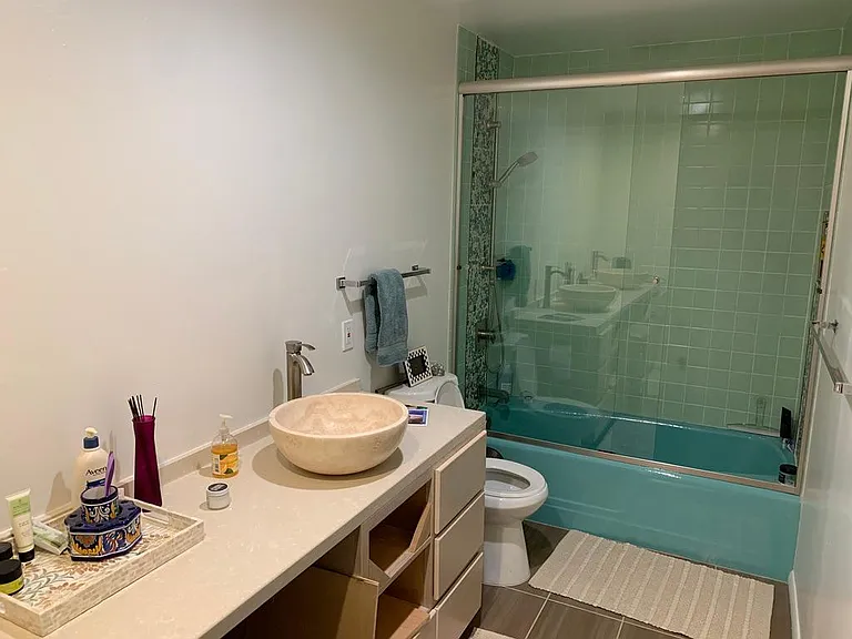 Dual Queen Room Bathroom with shower/tub