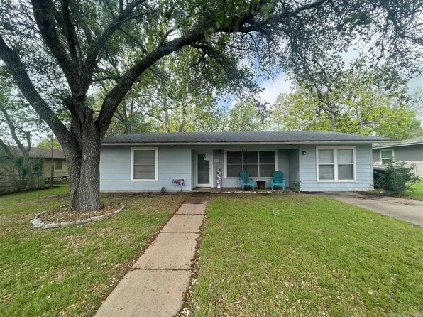 916 S Welhausen Ave, Shiner, TX 77984