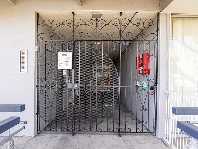 940 Guerrero St — Photo 33