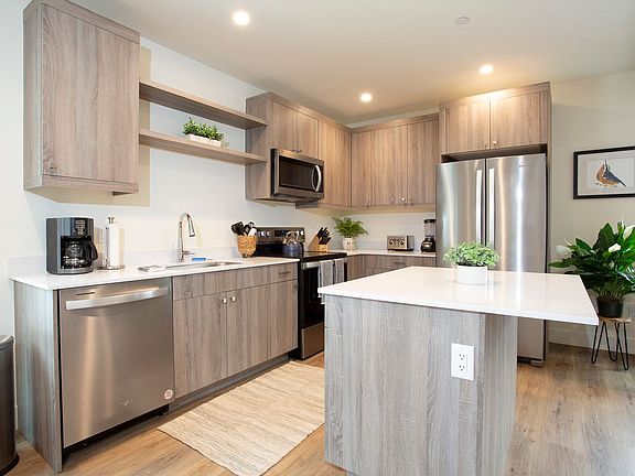 2nd image of 405 Laurel St #8
