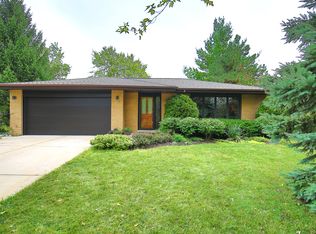 9S225 Kearney Rd, Downers Grove, IL 60516