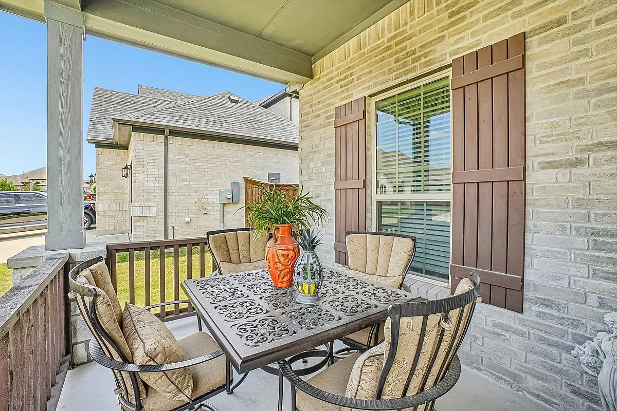 3 bed, 3.0 bath, 2824 sqft, $3,500 — Photo 2