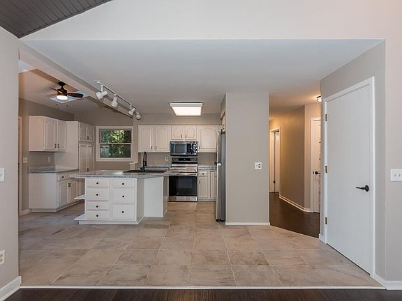 5th image of 9820 Oak Forest Cir