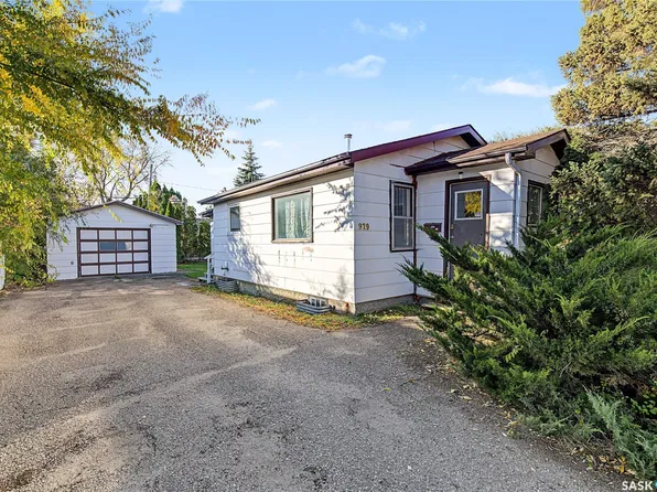 929 HALL Street W, Moose Jaw, SK S6H 2S3