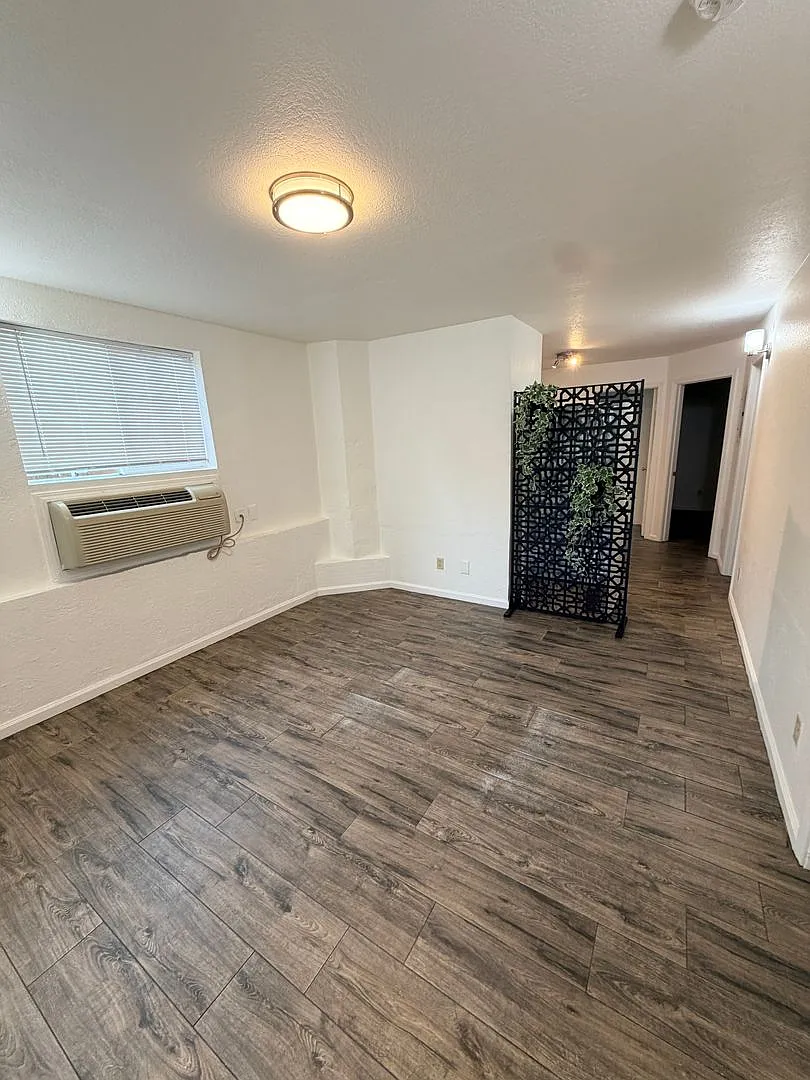 West Oakland 3 Bedroom Flat! — Photo 2