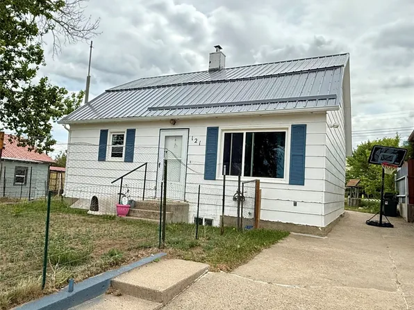 121 8th Ave SE, Cut Bank, MT 59427