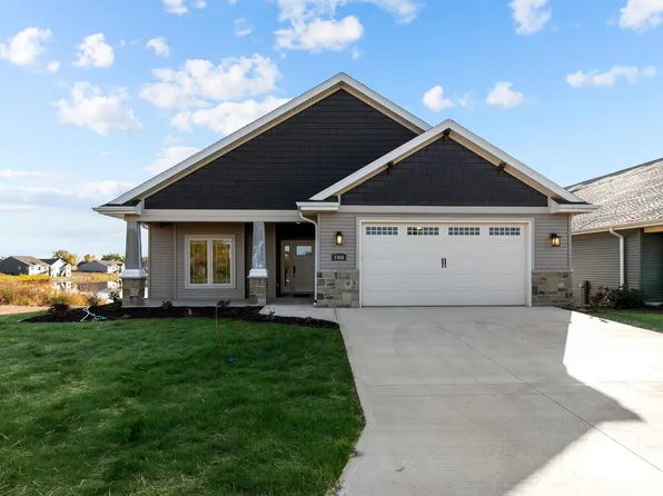 1365 Prairie Lake Cir, Neenah, WI 54956