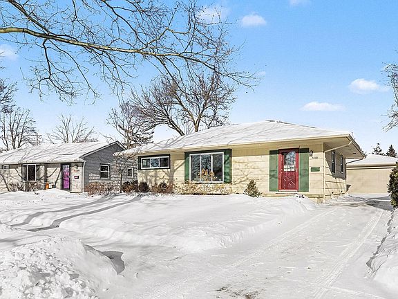 2nd image of 1610 Argyle Cres
