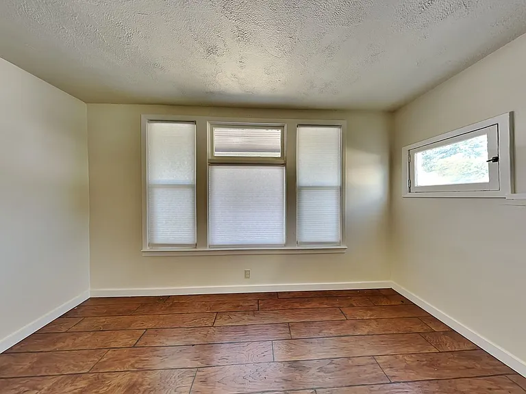 914 E Indiana Ave — Photo 8