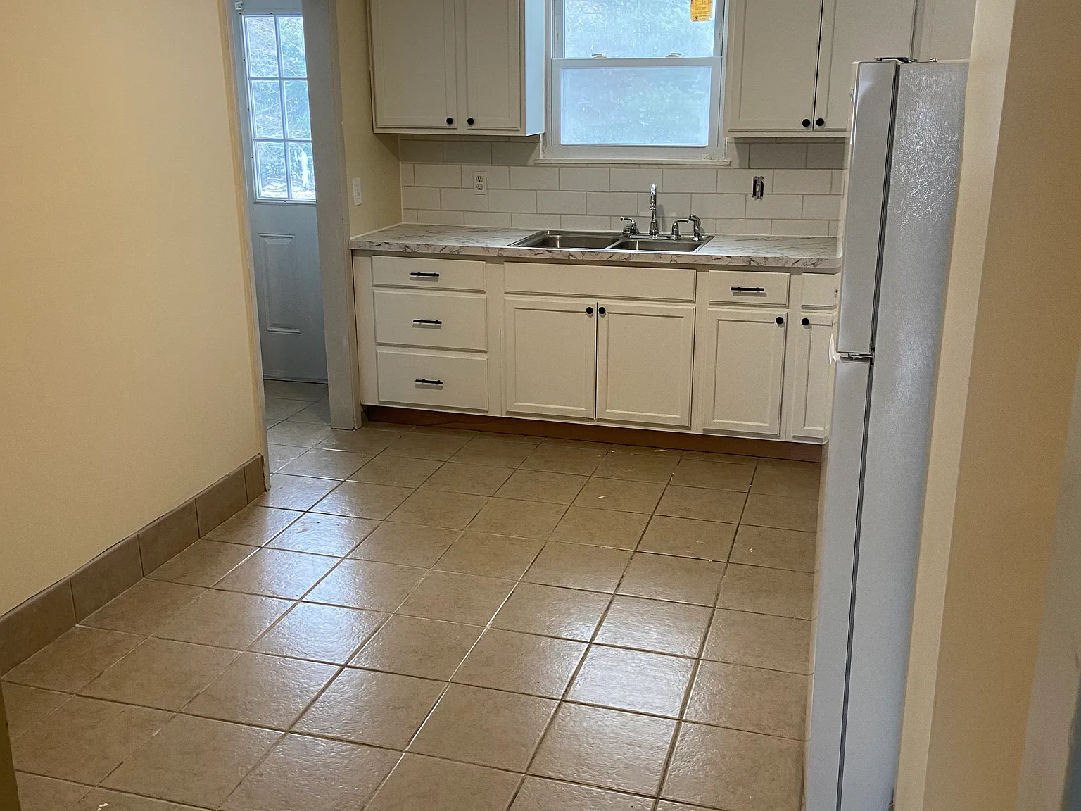 3 bed, 1.5 bath, 1300 sqft, $1,800 — Photo 3
