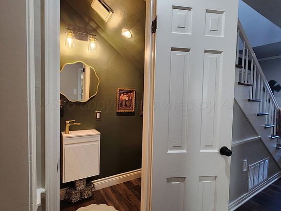 5th image of 6102 Gainsborough Rd