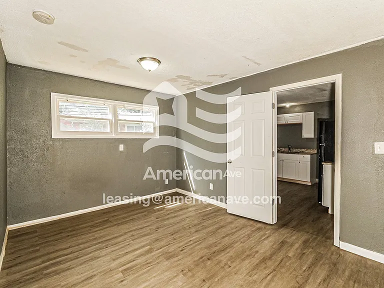 332811_009_bedroom_10.jpg