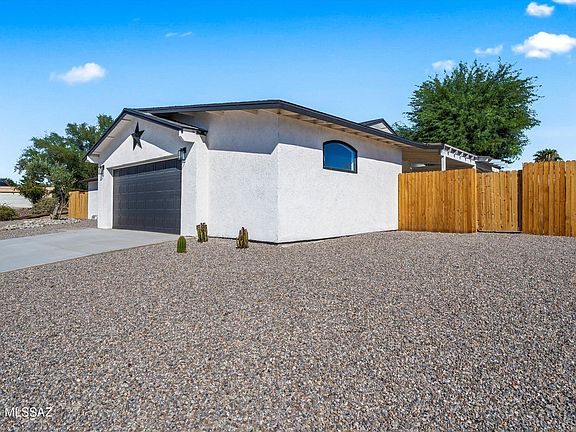 3rd image of 6700 N Half Moon Pl