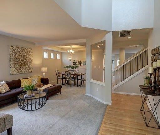 Entrance - high ceilings