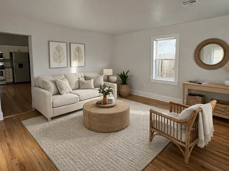 814 E Myrtle St — Photo 3