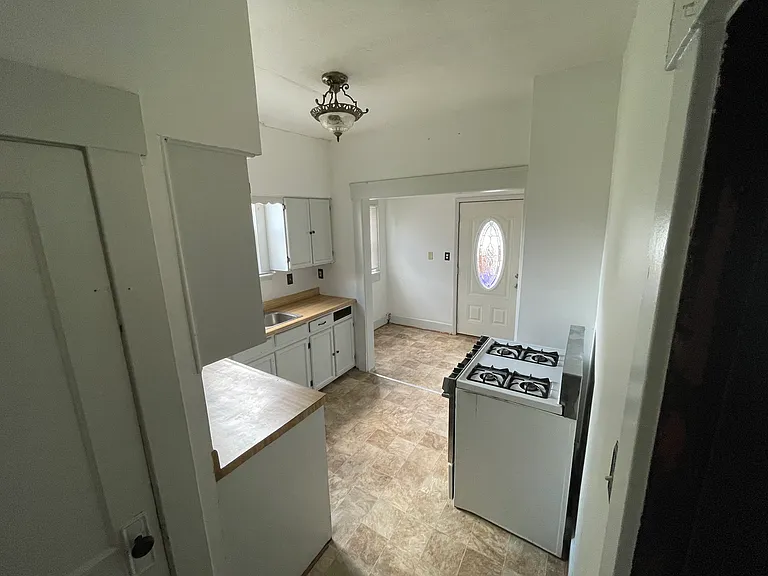 927 Clinton Ave SW — Photo 4