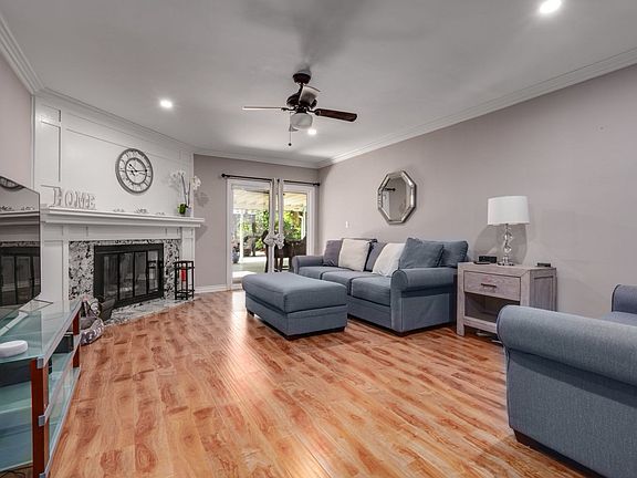 2nd image of 20940 Saticoy St